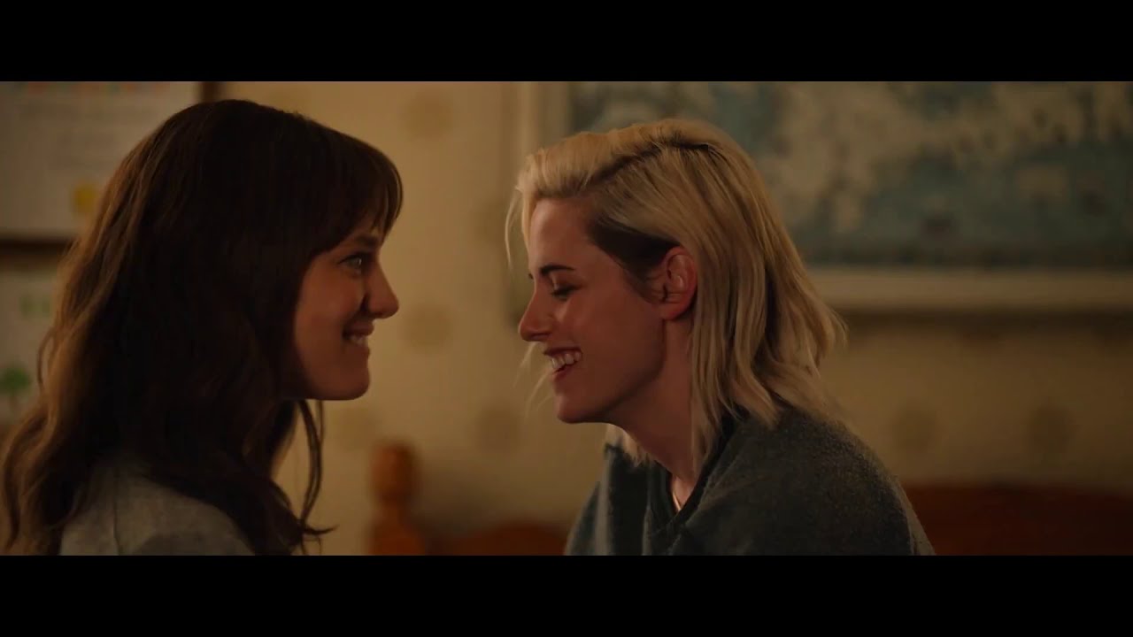 Happiest Season / Kiss Scenes &mdash; Harper and Abby (Mackenzie Davis and Kristen Stewart)