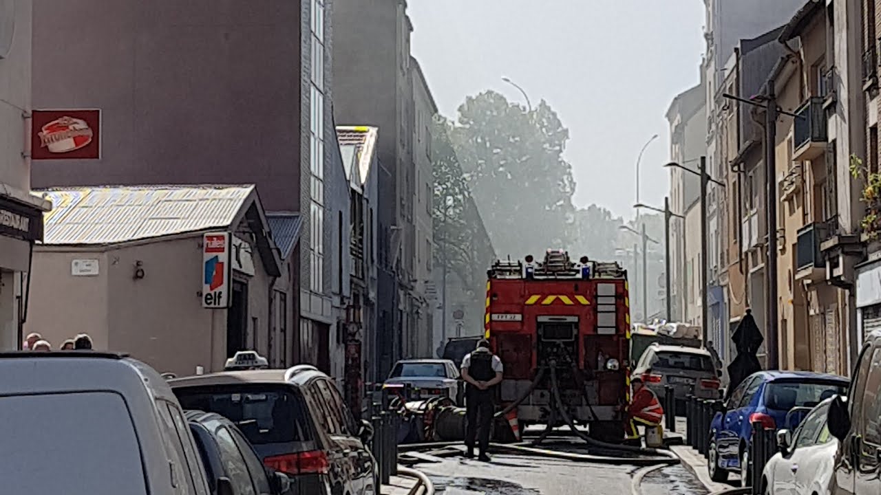 Pompiers de Paris incendie de Garage Automobile Paris Fire Dept on scene Car workshop fire
