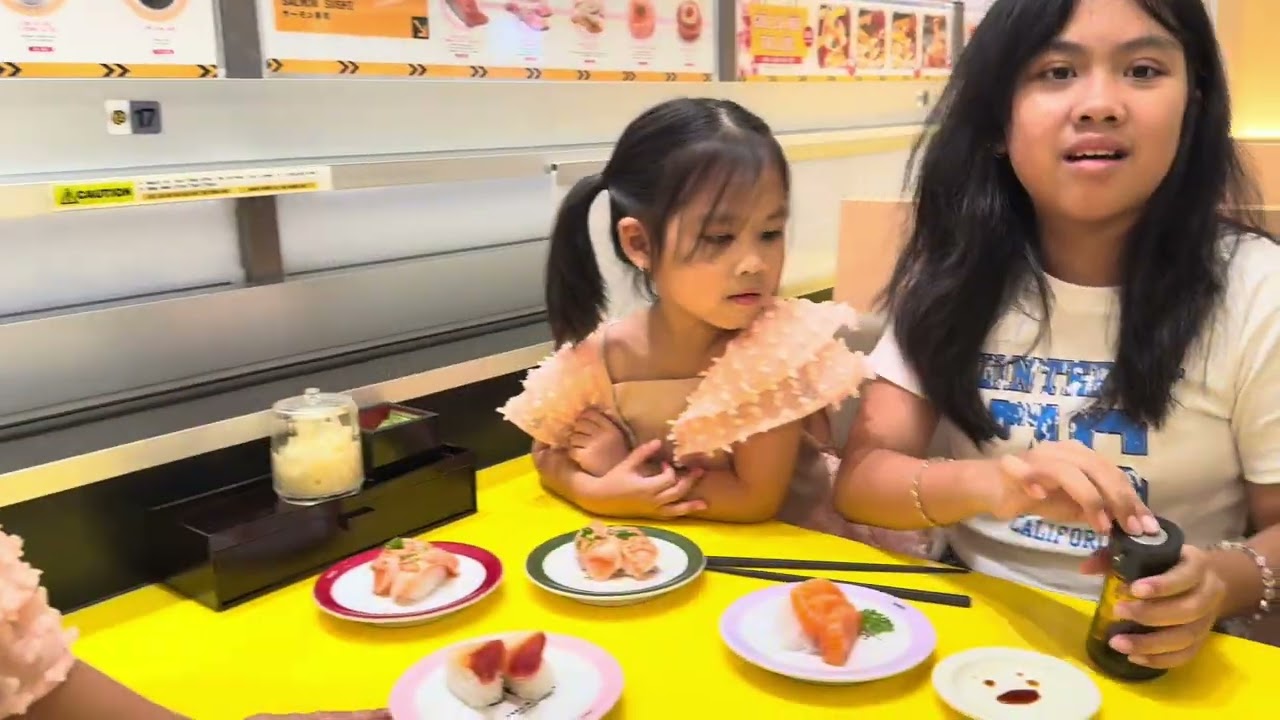 Hôm nay mình đi ăn shushi trên tàu điện nha. 