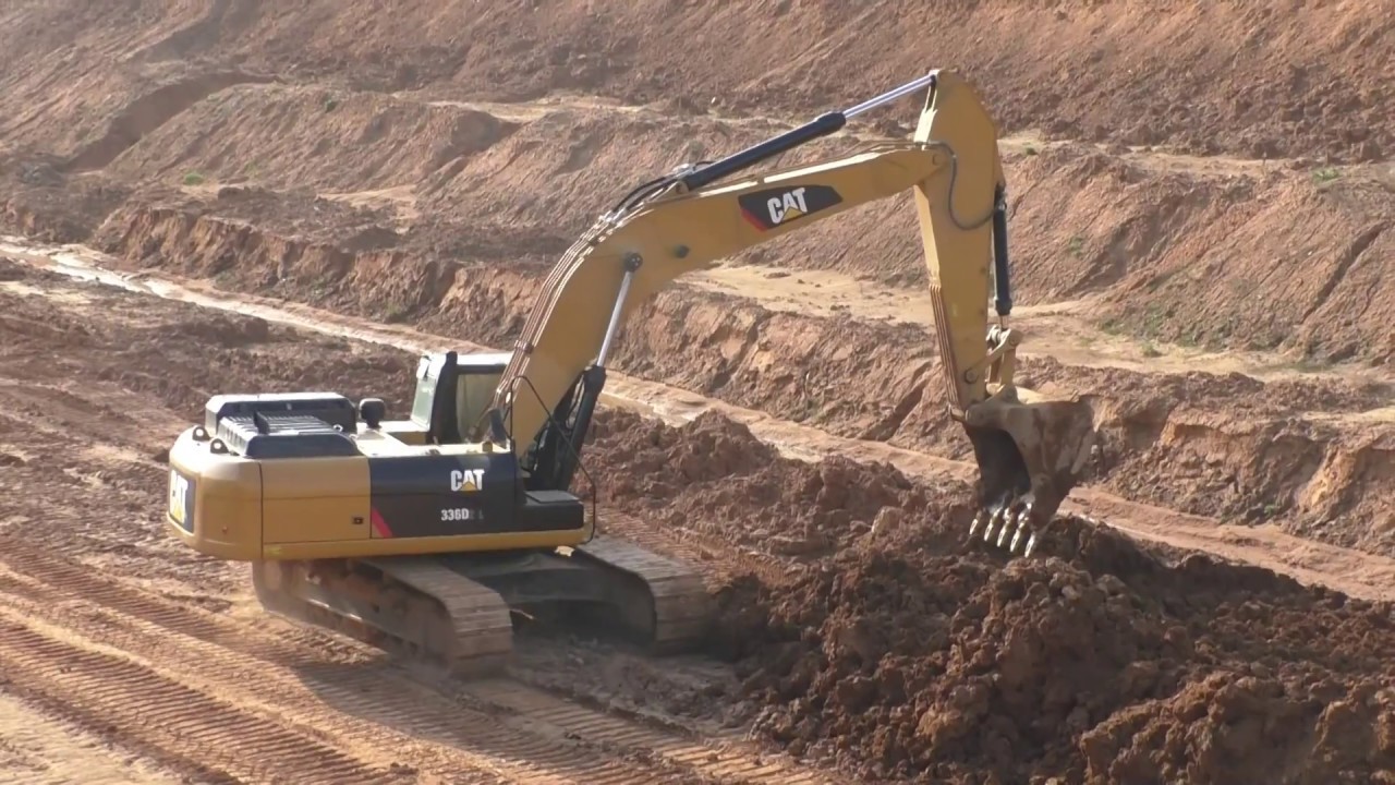 Cat 336D2 L moving clay