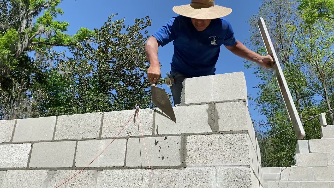 Pegando bloques de concreto en una esquina