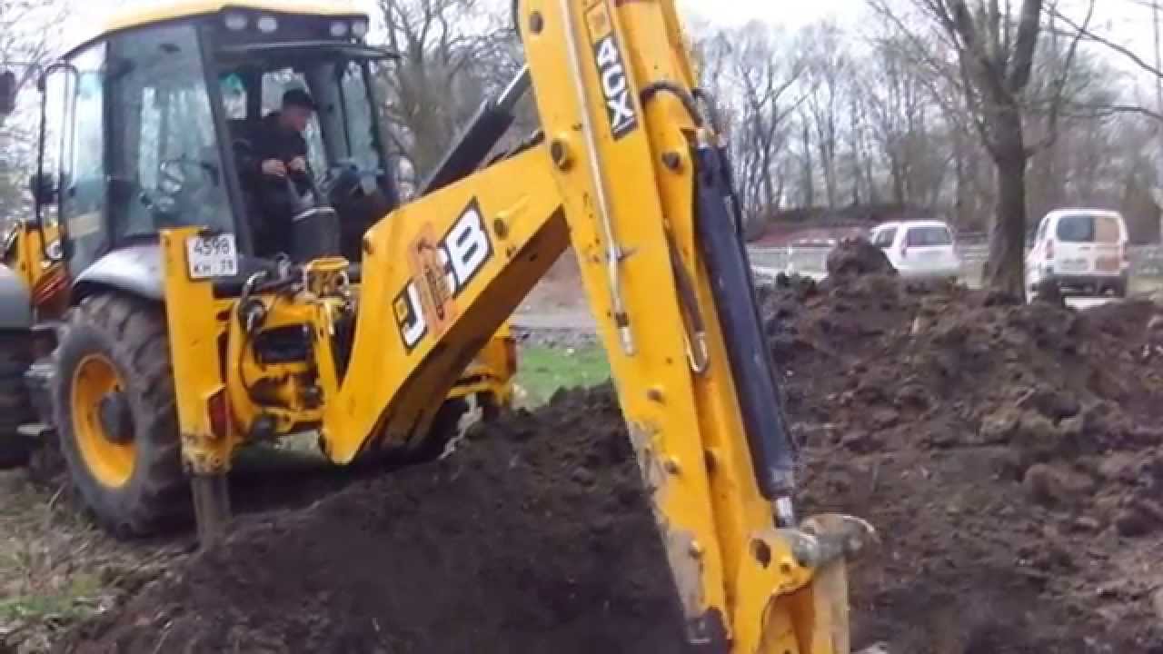 Экскаватор JCB 4CX копает колодец в глине - аренда в Калининграде