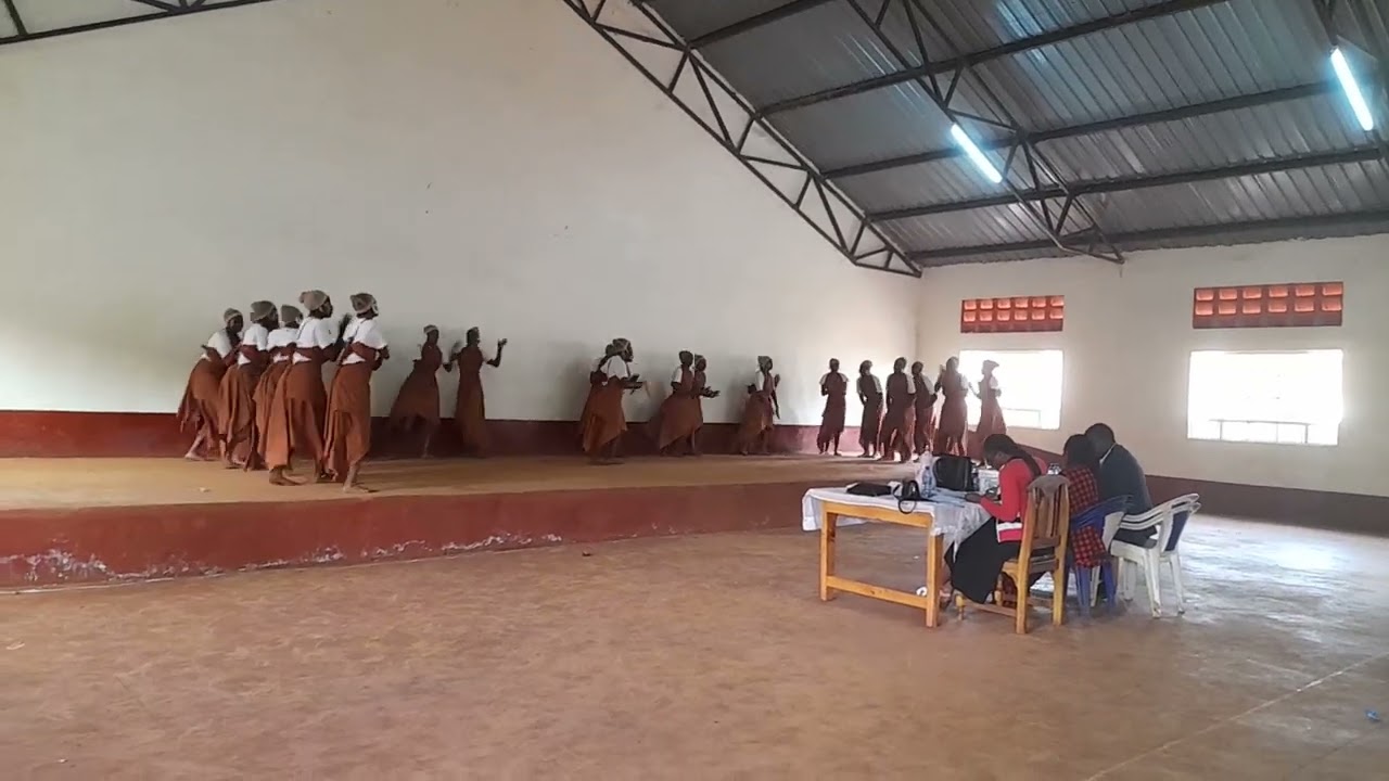 KAMAHUHA GIRLS' PERFORM 816 J (KIKUYU FOLK DANCE)