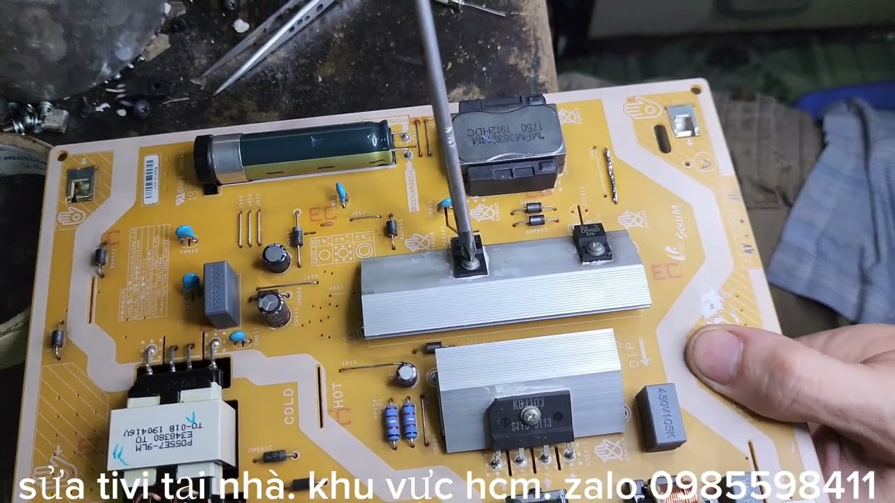 tivi samsung 55ru7200 mất nguồn, khách tháo tự thay cầu chì và cái kết.