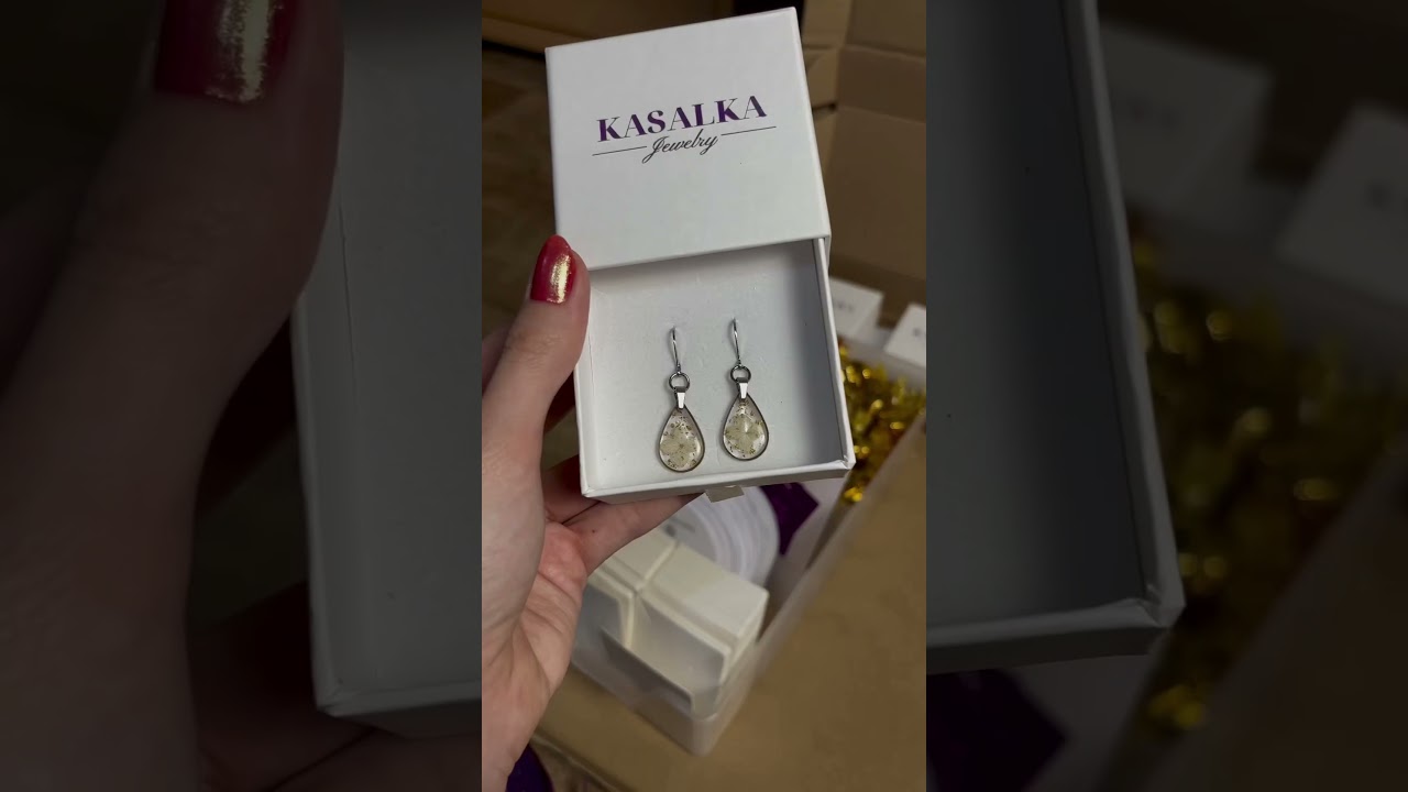 Balenie vianočn&yacute;ch objedn&aacute;vok v plnom pr&uacute;de aj s mojou malou pomocn&iacute;čkou🥰