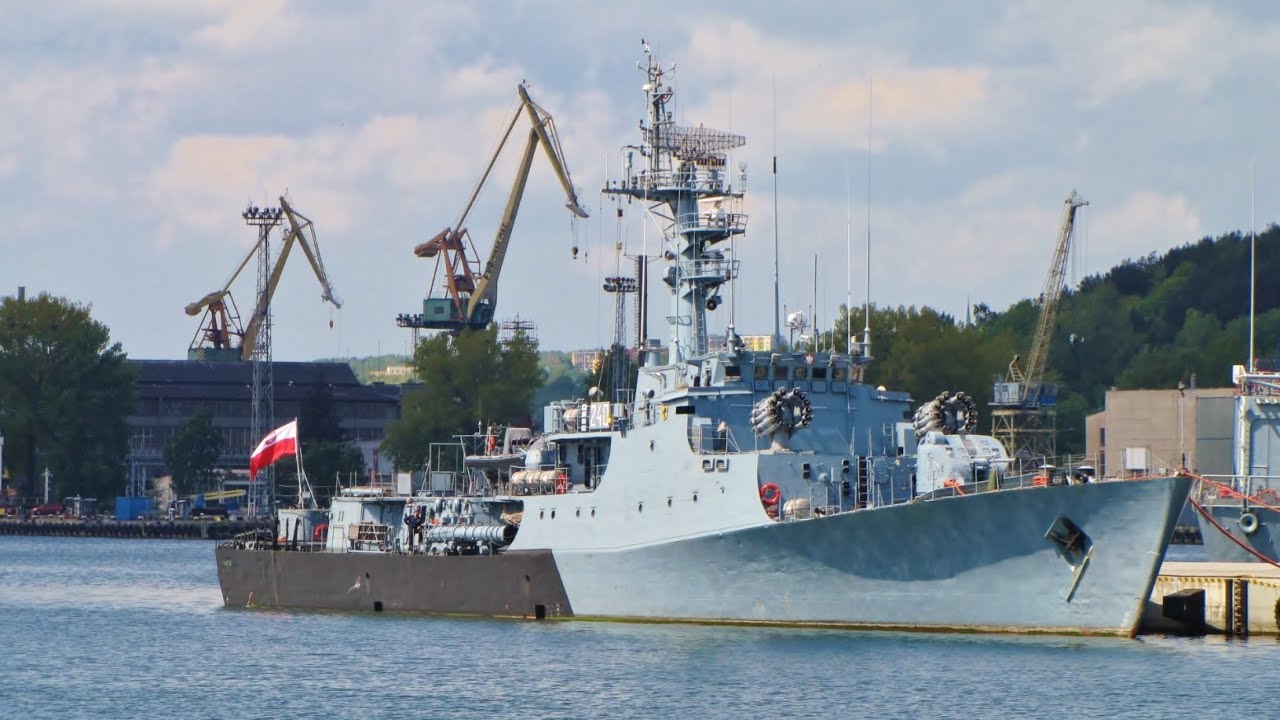 Port w Gdyni i okręty Marynarki Wojennej / The port of Gdynia and a few ships of the Polish Navy