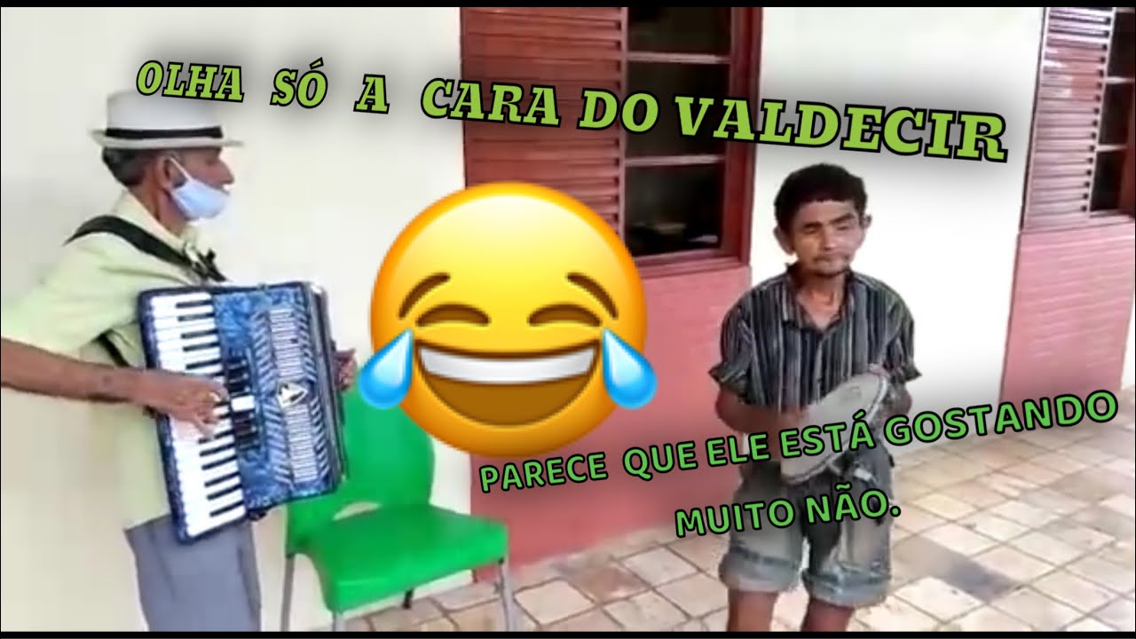 VALDECIR   ANTES  DE  TOCAR O PANDEIRO  AVALIA  O SANFONEIRO