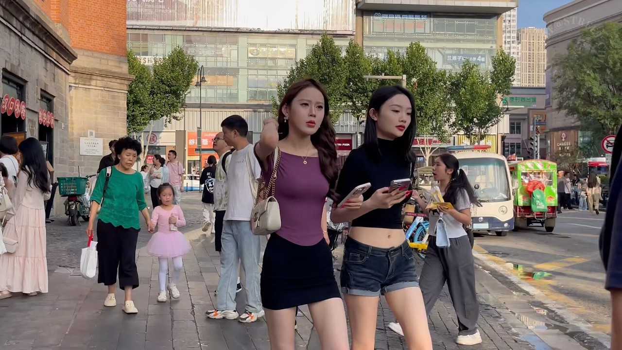 武漢街拍-江漢路。Wuhan Street Photography - Jianghan Road. Streets in Wuhan on Thursday, June 26, 2025.