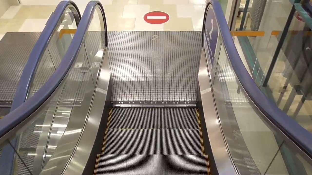 ゆめタウン姫路の中央エスカレーター（５F～B1・下り）東芝製