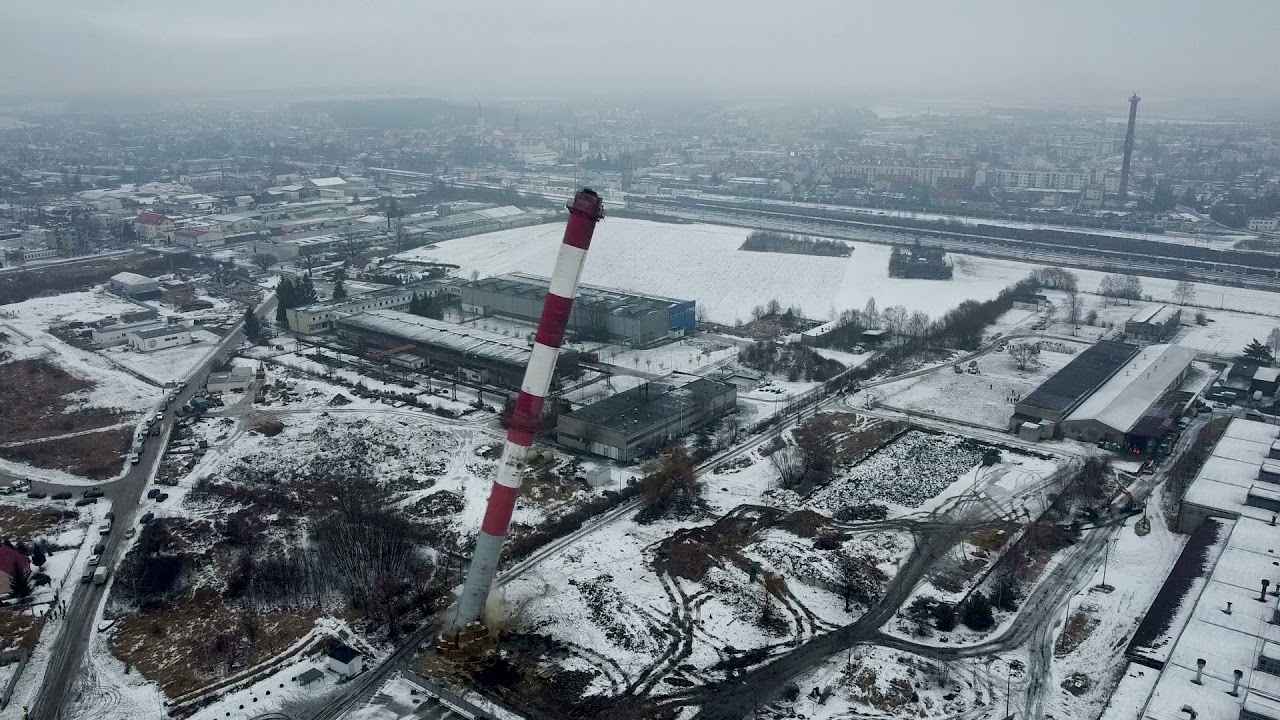 Wyburzanie komina ciepłowniczego na terenie fabryki mebli w Jarocinie