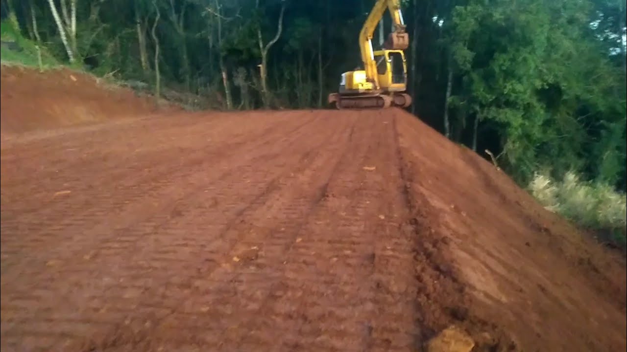 talento na terraplanagem com mini escavadeira