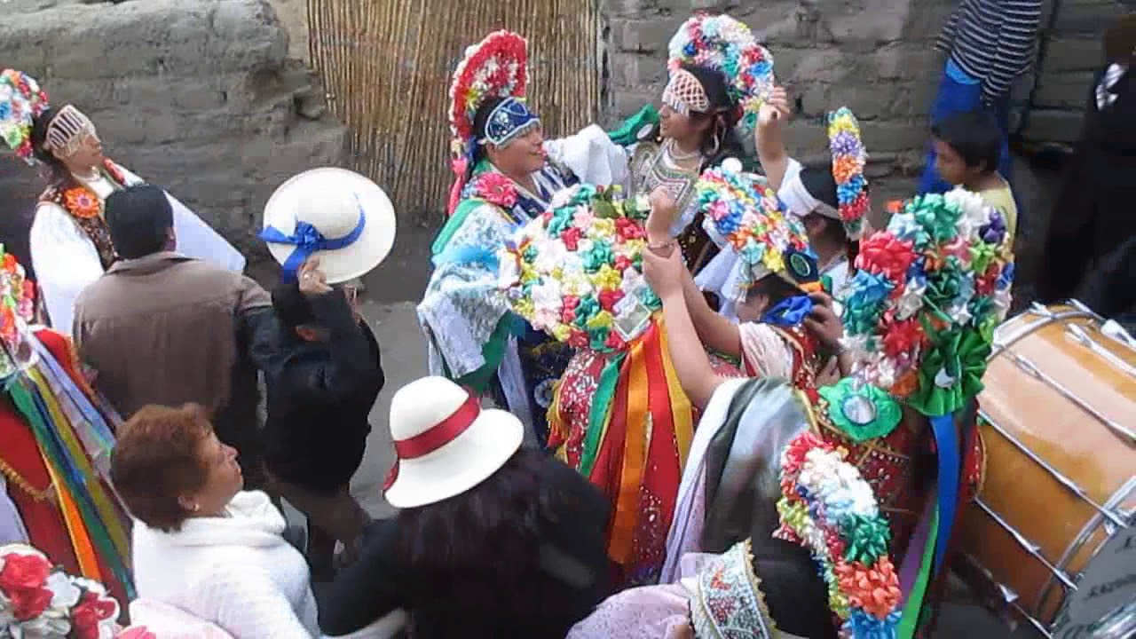 Banda Orquesta Centro Hijos de Cusca recorriendo Calle grande