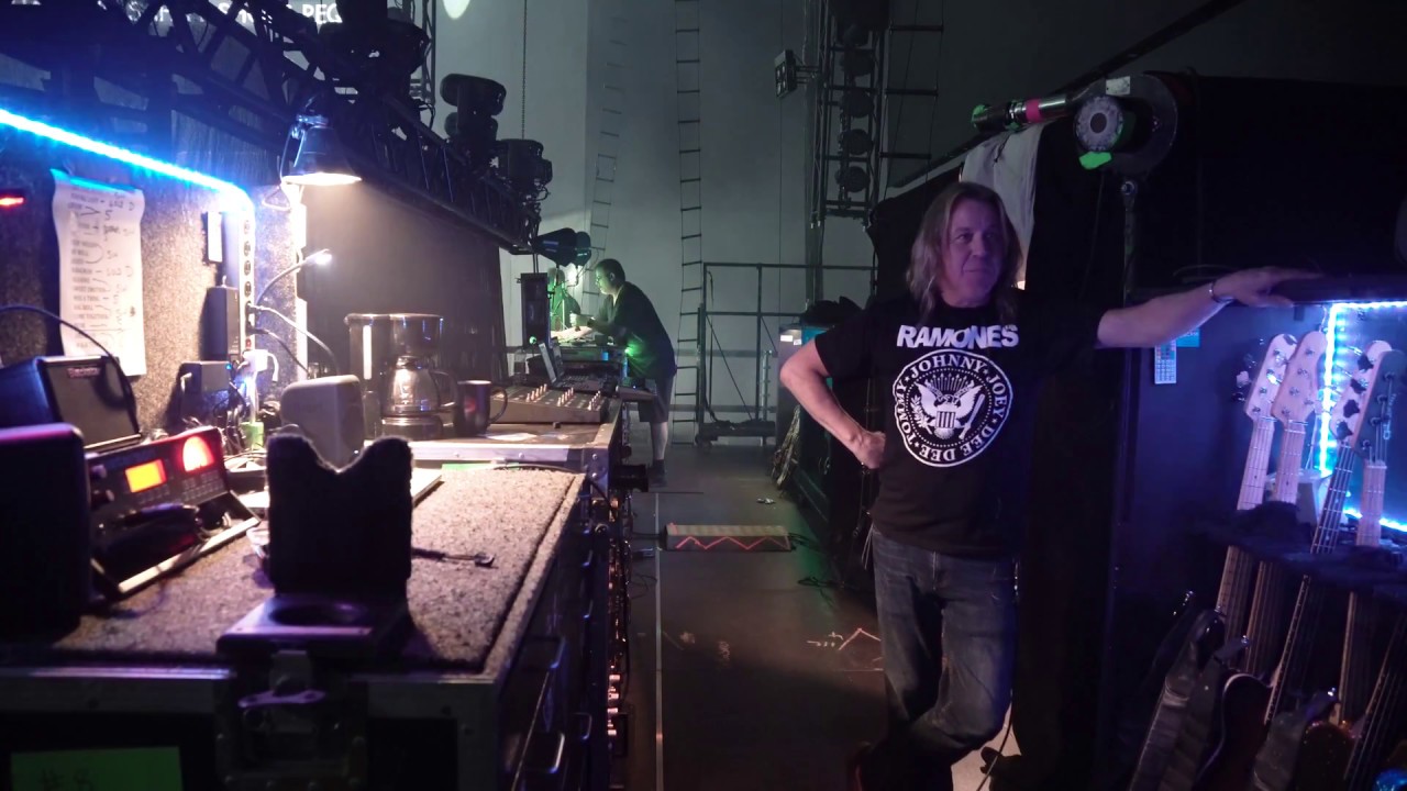 Bass tech Bobby Schneck presents Tom Hamilton of Aerosmith's rig