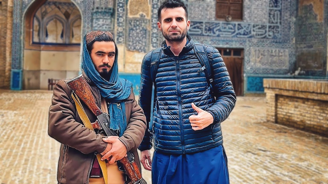 Taliban cu AK47 mă escortează prin deșert! Prezența mea în AFGANISTAN devine riscantă și periculoasă