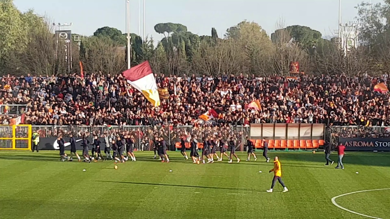 La Roma entra in campo al Tre Fontane. Cori per Totti, De Rossi, Strootman e Nainggolan