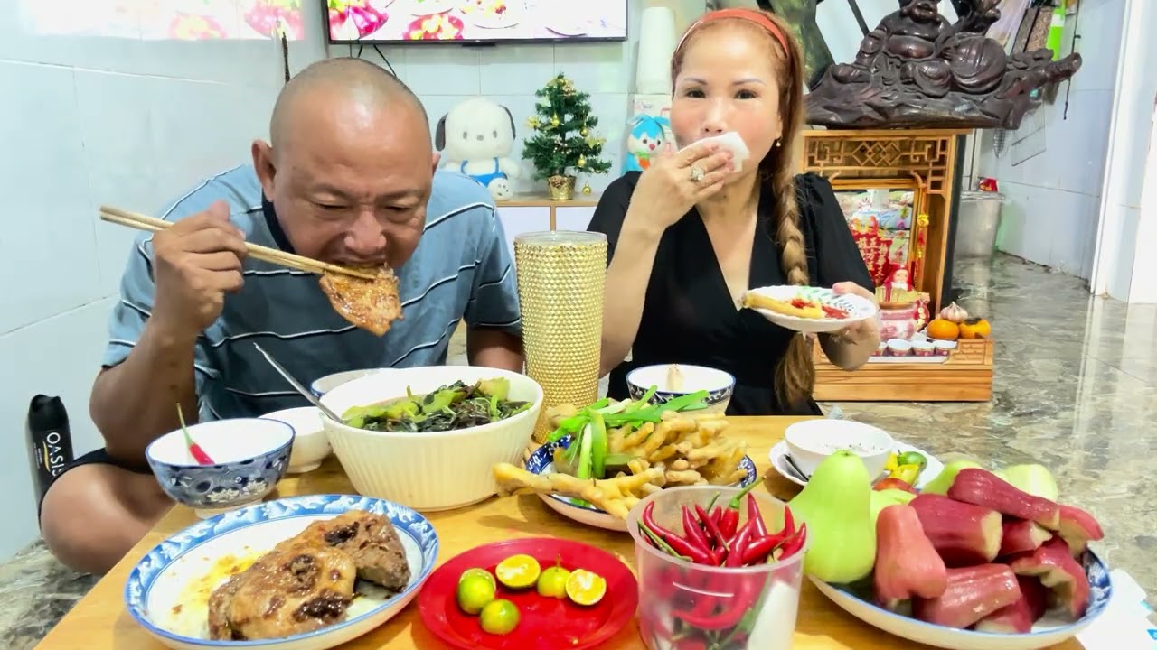 Mời cả nhà ăn cơm sườn ram canh rao chân gà hấp hành 