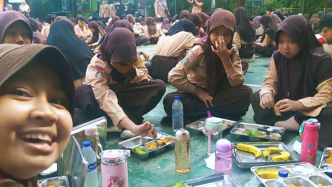 First Time Makan MBG di SDN Cm14 Program Pemerintah dalam mendukung gizi anak