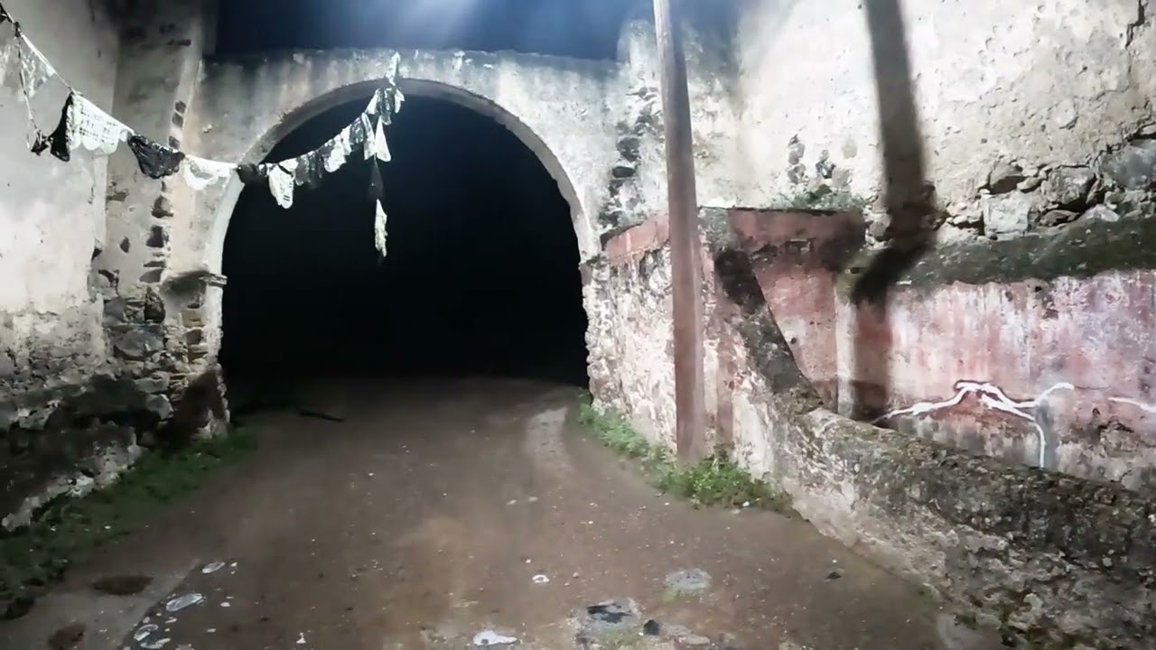 Fantasma de Monje entra  TÚNEL DE POZO DEL CARMEN