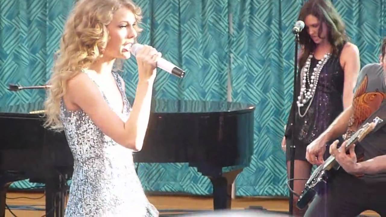 Taylor Swift performing 
