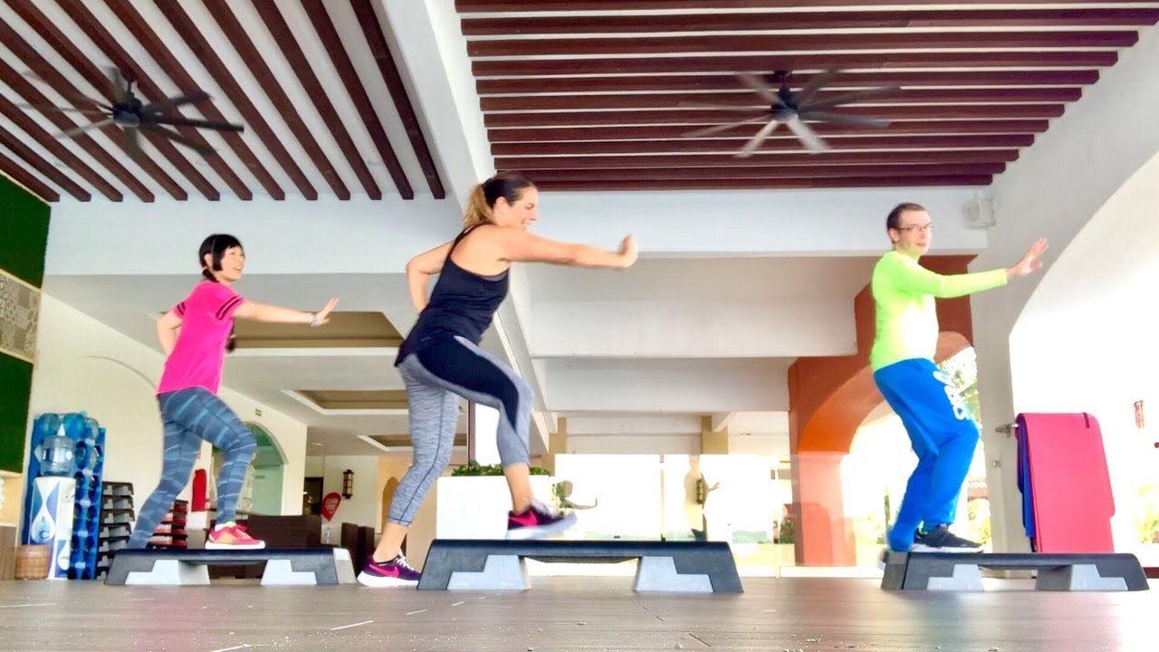 Uptown funk STEP tropical à Cancún, chorégraphie facile débutant avec Mélanie Fitness team Mexique