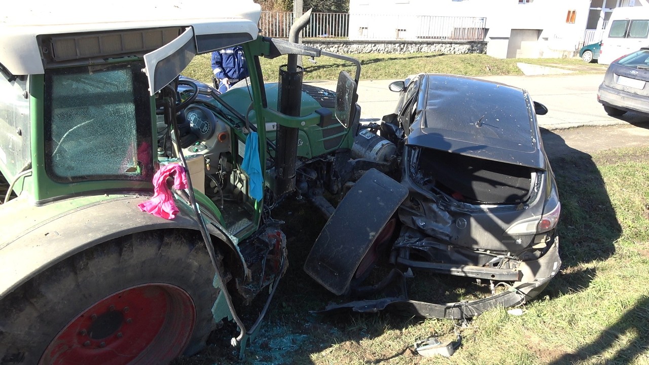 Újraélesztették a traktorost - Fendt traktor ütközött Jaguarnak és Mazdának Táplánszentkereszten