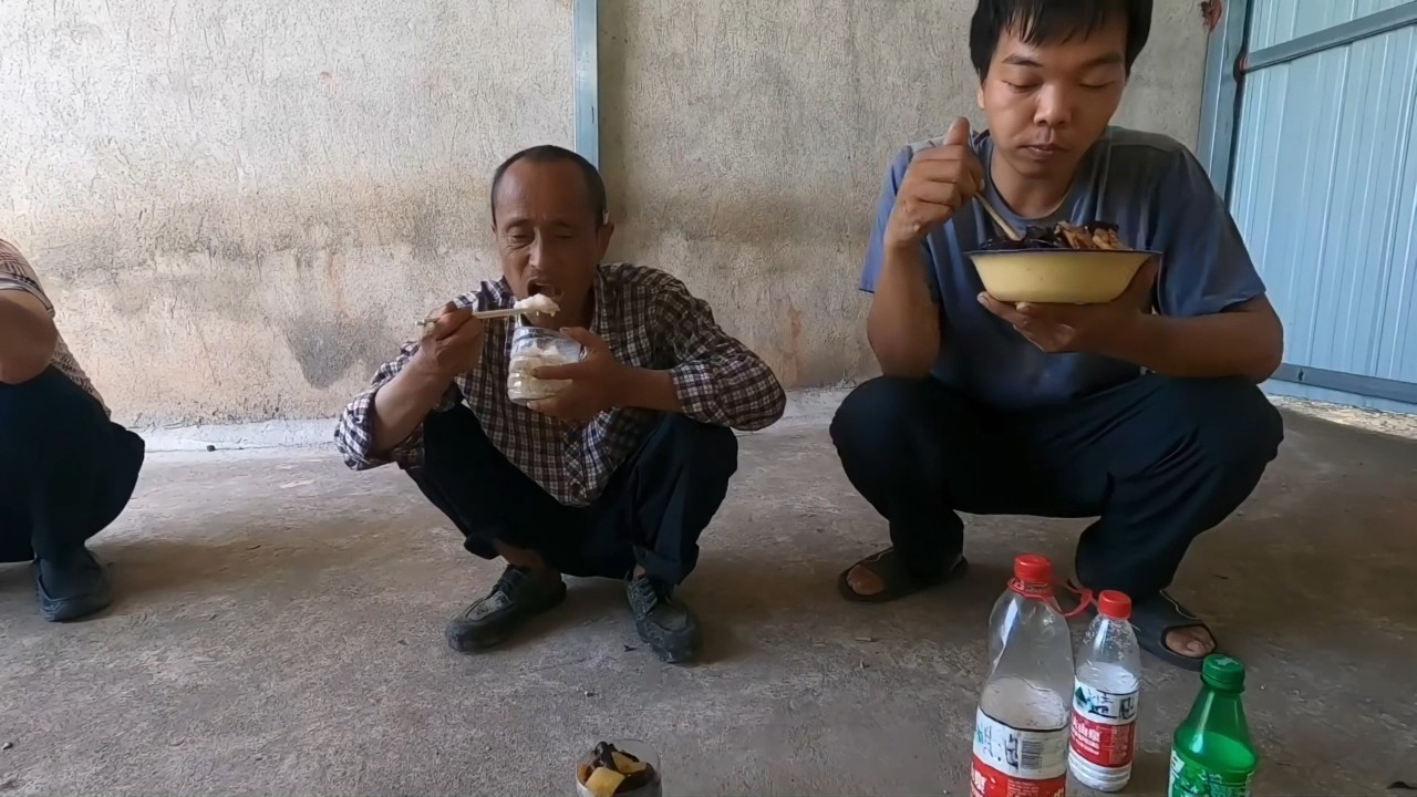 穷游路上遇到走投无路的大叔，看着比我还落魄，赶紧做顿热饭请他吃